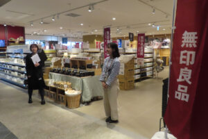 尾﨑奈々店長が新綱島店をナビゲート。「通常の駅に近い店舗ではもっと狭い店が多いです」と、ゆとりある「500業態」の店舗であることを明かしていた