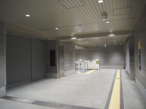 新綱島駅の構内から直結する入口付近。改札口を出て右手、北側のエスカレーターを上がった場所（左手）にある。3月15日12時から供用開始となった（3月14日）