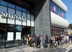 晴れわたる春らしい気候の中、新綱島駅直結「新水ビル（SHINSUI）」の商業施設部分が新規オープンした（3月15日10時）