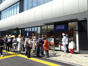 港北区初出店となるベーカリー店「ドンク（DONQ）／ミニワン（Minione）」には長い列ができていた