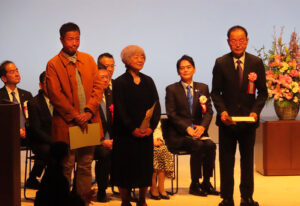 愛称「ミズキーホール」を考案した奥村晃一さん、織茂美和子さん、中野透さんの3人に感謝状が送られた
