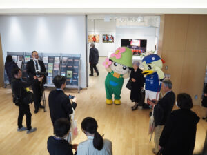 記念式典後に「港北区ミズキー」や横浜F・マリノスの「マリノスケ」がギャラリーの展示会場前で出迎えてくれた