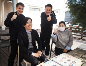 相原裕太社長（右から2人目）、総務担当の八木橋明奈さん（最右）も新加入の山田さんを激励。「チーム力」のアップでさらなる顧客満足度の向上を目指す