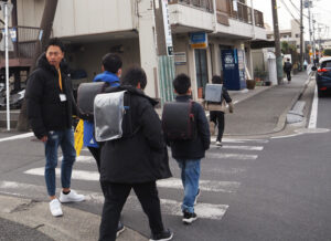 横浜市内で最大の児童数が通学する師岡小学校の児童が通行。「通りかかる車もだいぶわかるようになりました」と横溝さん