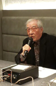 山室紘一さんは日吉下田在住。自ら音響機器を操り、時代ごとの楽曲を交えながら「ポピュラー音楽史」の解説を行っていた