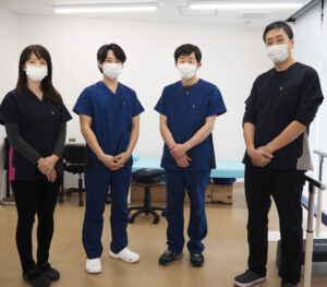 理学療法士の木村さん（左から2人目）、山城さんが新たに入職しリハビリ室が活気に満ちた雰囲気に