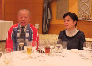 「誕生月」紹介で笑顔に包まれる綱島西口商店会会長の笈川宜久さん（左）は「一番会」法被（はっぴ）を纏（まと）っていた