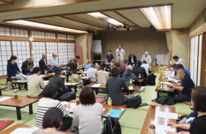綱島地区センターで開かれた実行委員会の様子。約60人が参加。綱島の「町ぐるみ」ですもうの伝統を継ぐイベントが行われてきた（4月23日）