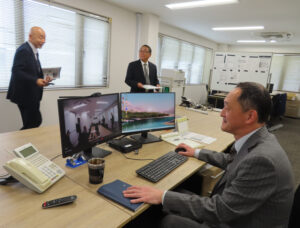 開発部横浜システムグループの中嶋久彰さん（右）が説明会を企画。エントリー者の対応を行う