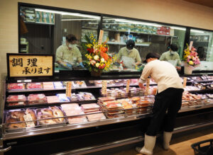 鮮魚は大野さんが「3年半」の修業を行った中島水産株式会社（東京都中央区）や豊洲市場（同江東区）などから仕入れている。ゴールデンウィーク中のため、丸魚は連休明けから本格的な仕入れになるとのこと