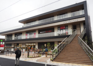 食品スーパー「OONOYA（大野屋）新綱島店」の開店を待つ「Pit Terrace（ピットテラス）新綱島」。4月26日（金）にはダイソーが2階にオープン。東急ゴルフスクールも4月30日（火）に同日正式オープンとなった