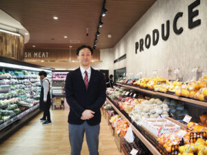 開店準備を進める4代目社長の大野孝将さんは日本全国を歩き食材を見つけて仕入れる業務も行う。地方のスーパーマーケットの活性化にも取り組んでいるという