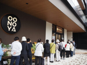 オープンに期待感を寄せる日吉、樽町、綱島、高田などから約50人が開店時間に来店していた