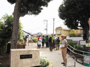 新たな地域コミュニティが誕生しているという「下田町第二公園みんなの花壇」（下田町3）も初参加。ルート案内ツアーの一行が訪れていた（同）