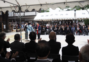「町神輿」を製作した田中利男さんへの感謝状も贈呈され、大きな拍手が上がっていた