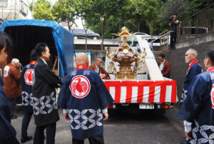 新しく造営された「宮神輿」が神社ゆかりの神奈川区大口から到着。氏子や神輿会、地域の人々が出迎えていた