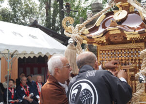 委員長で同神社氏子総代表の鈴木聡さんが最終パーツを取り付けて「宮神輿」が完成した