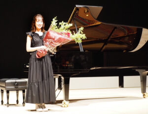港北区民文化センター「ミズキーホール」の舞台で初めて演奏を披露したRINA（リナ）さん（5月6日）