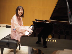 ミズキーホールに納品されたグランドピアノを弾き込みに訪れたRINAさん（2月16日）