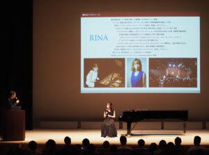 トークセッションでは原さんも登壇。RINAさんのプロフィールの紹介から行われた