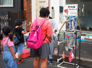 「鯛ヶ崎公園プレイパーク」（日吉本町5）も出店し子どもたちを遊び心いっぱいの空間に誘う