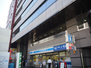 相鉄・東急新横浜線、横浜市営地下鉄ブルーラインは10番出入口（現在は工事中）が最寄りとなる