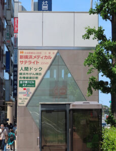 JR新横浜駅側（円形歩道橋）を降りると案内表示がある