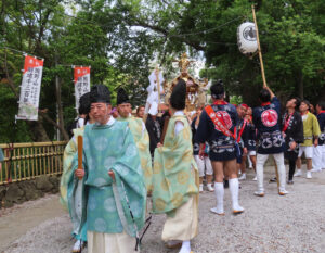 石川宮司が先導し「宮神輿」は師岡熊野神社の境内へ