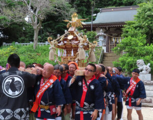 「宮神輿」が樽町杉山神社を出発