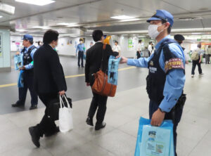 神奈川県警察本部や鉄道警察、新横浜駅前交番（地域課）の警察官も参加し約200袋の啓発グッズを配布した