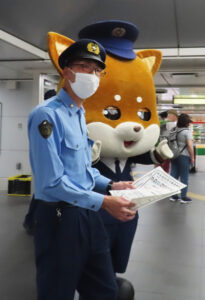 港北警察署のマスコットキャラクター「ぽのちゃん」（港北の“港”=ポート、“北”のノースの英語の意味）も来訪しキャンペーンを盛り上げていた