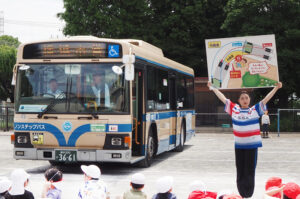 「鳥山」バス停にも近い城郷小学校（鳥山町）で「はまっ子交通あんぜん教室」を開催。今年度（2025年度）は3校で予定されている横浜市営バスの来校も。横浜F・マリノスの公式チアリーティングチーム「トリコロールマーメイズ」のくるみさん（写真）・ふうさんも教室の担い手に