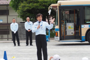 今年度着任したばかりの横浜市営バス港北営業所の小川所長が「市営バスクイズ」としてバスの長さは約11m、幅は約2.5m、高さは約3mもあることを子どもたちに伝えていた