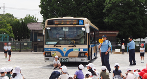 バスの運転席からは子どもたちが見えない角度や場所が多いことを実験