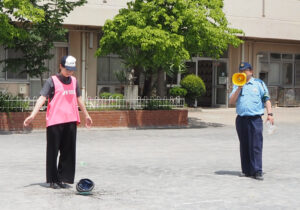 衝突や落下の衝撃から「ヘルメット」が頭を守ることを伝える実験。水風船ははじかれても割れることはなかった