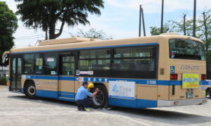 「内輪差」をペットボトルで実験、バリバリとつぶれるペットボトルがその危険性を子どもたちに伝えていた