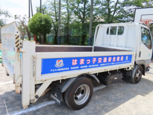 この日は竹下港北区長も来校し、鶴見区地域振興課の担当者も「大掛かりなイベント」として実施されている教室を知るためにと視察に訪れていた。港北警察署のトラックには横浜F・マリノスから寄贈されたという横断幕も掲出されていた