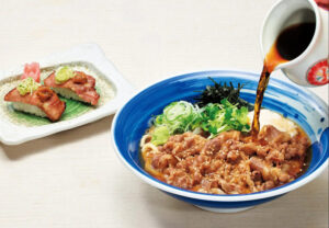 「冷やし肉すきうどん・牛たんのにぎり寿司2貫セット」（1780円、夏のほろ酔い祭り開催時は1680円＝価格は全て税込）。夏の人気商品「冷やし肉すきうどん」と、焼きたての牛たんを使用したにぎり寿司のセット。「人気商品同士の組み合わせをご堪能ください」とのこと（味の民芸のニュースリリースより）