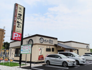 5月23日に東急新横浜線新綱島駅前にオープンした「味の民芸（みんげい）新綱島駅前店」は味の民芸フードサービス株式会社（愛知県名古屋市）が経営。夏メニューの鰻（うなぎ）や牛たん、瓦そばの販売をのれんやのぼりで掲出している