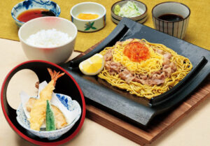 民芸風瓦そば御膳（1960円）は山口県の郷土料理、瓦そばを「味の民芸」風にアレンジ。蕎麦は、北海道産韃靼そば粉「満天きらり」を使用、「レモンともみじおろしで焼きたての麺を夏らしくさっぱりとお召し上がりいただけます」と呼び掛ける