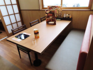 車いすやベビーカーのまま利用できる座席、広めの通路も好評を博しているという（5月22日）