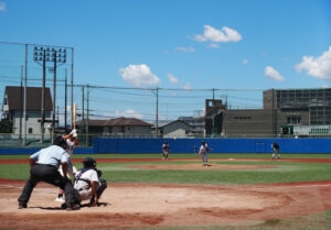 校舎敷地内に位置し観客席も整備されている武相高校グラウンド（2024年8月）