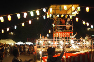 日吉台小学校での盆踊り大会（過去開催時）