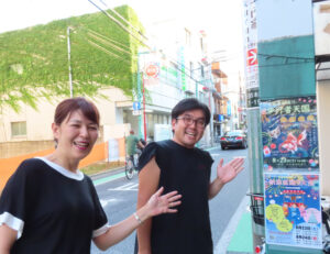 日吉普通部通り会会員で個別指導塾テスティー日吉校（日吉本町1）教室長の水口辰之さんと。日吉本町東町会とともに地域を盛り上げていきたいと考えている