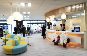 先月（2025年）8月25日、みなとみらい地区「Kタワー横浜」14階に新たにオープンした「きらぼし銀行横浜支社」は横浜支店・横浜西口支店を併設している