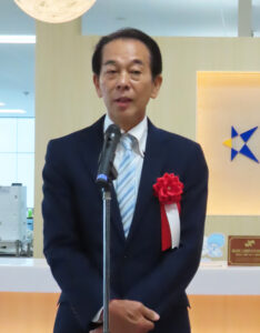 来賓を代表して横浜マリン石油株式会社（中区本牧ふ頭）の井上社長があいさつ。同行を支えたある経営者の「次の人のために、次に来る人のために」という理念を紹介、同行の更なる発展を祈念していた