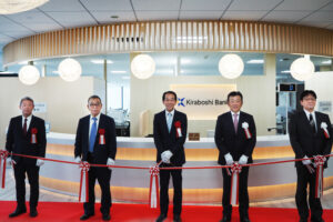 株式会社ケン・コーポレーションの佐藤会長、中川社長も列席しテープカットを挙行した