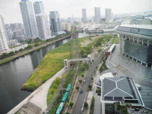 Kアリーナ横浜（右）に隣接。横浜駅周辺のベイエリアが一望できる立地にある