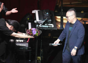 「10周年アニバーサリーフェスティバル」で拍手喝采（かっさい）の中、花束の贈呈を受ける池田紳一郎さん（ビルボードライブ横浜、7月5日・ワンダーウォール横浜提供）