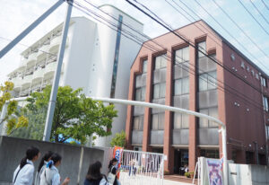 大倉山駅からは徒歩約11分、新横浜駅からも徒歩約19分。「新菊名橋」や「大豆戸交差点」バス停からも近い（2024年開催時）